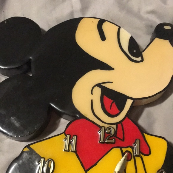Mickey mouse shaped clock - Picture 4 of 13
